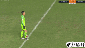 足球球门是在底线以外吗