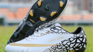 哪款足球鞋垫好看又耐磨?全方位对比选出你的心仪之选