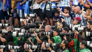 拍摄足球赛选哪款相机好?这些热门机型值得考虑