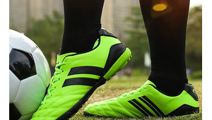初中学习足球,穿足球鞋是必需之举吗