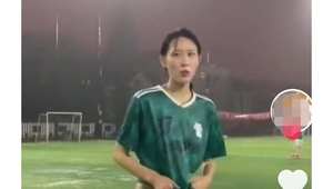 李连杰女儿踢足球吗