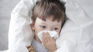 孩子感冒咳嗽时能否踢足球？这些要点需知晓