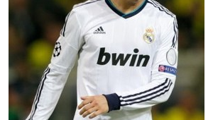 足球被汽车碾压会坏吗?实验揭秘足球抗压真相