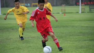 足球员困境：询问小孩点球该往哪扑，童真指引能否成真？