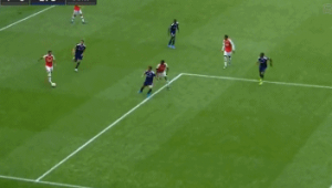 足球撞墙式配合中出现失误是否犯规探讨