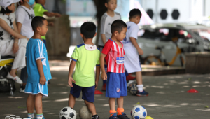 女生踢足球会戴护具吗