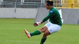 腿部酸痛的女性还能踏上足球场尽情踢球吗？