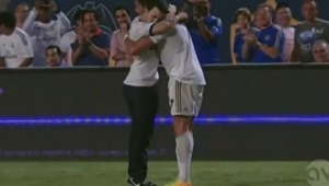 足球球迷进场，拥抱与否：赛场内外的别样情感碰撞