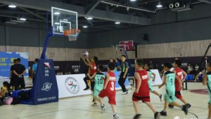 足球身体对抗比篮球高吗