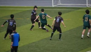 足球落后时全员开球是否算犯规,这一争议点引发思考