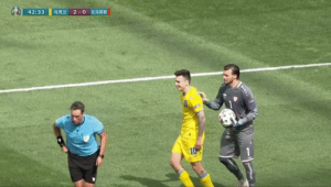 足球黄牌是否对应任意球：规则解读与赛场实例剖析