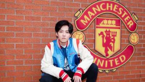 去见足球明星，其家境是否富有成谜