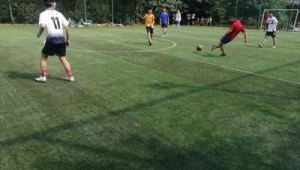 足球场能否踢野球？规则、现实与大众需求的碰撞探讨