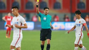 职业球员玩足球违规与否：规则边界与行为审视