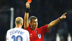 足球红牌是否必须下场？规则解读与特殊情况分析