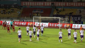 足球替补席能否进场？规则解读与赛场实际情况探讨