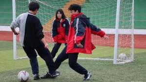 这所高中超重视足球训练,校园绿茵场正孕育未来之星!