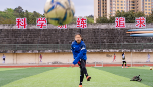 女孩练足球能出头吗？打破偏见，绿茵场上绽放别样光彩