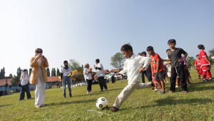 足球训练对男生的拖鞋要求高吗