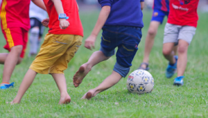 光脚在足球上滚球是否违法？探究此行为背后的法律界限