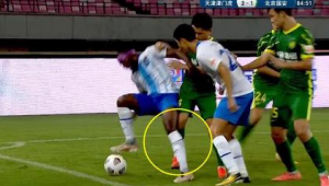 足球踢到裁判脚上是否算犯规，规则详解与争议探讨