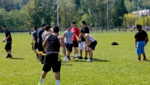 中国大学足球踢的是美式足球吗