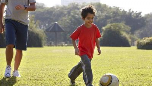 四岁学踢足球到底好不好呢？