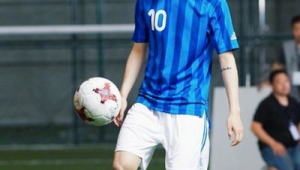 踢足球的男人,这般模样,够爷们儿吗?