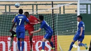 踢足球时拉人犯规吗?这一行为的判定规则与影响解析