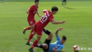 足球角落踹人是否算犯规，规则界定及相关争议解析