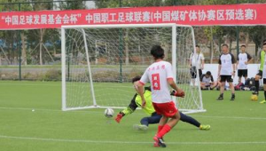 足球比赛中是否允许双人包夹，规则如何判定？