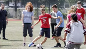 德国女生参与足球训练情况:学生练足球吗?女生多不多?