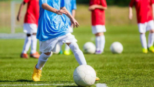 踢足球不算故意伤人吧？探讨足球场上的意外与责任界定