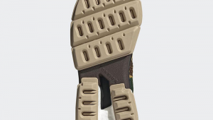 鞋底镂空还能踢足球吗？探究镂空鞋底在足球运动中的可行性