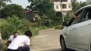 踢足球时遭丢垃圾,此行为是否犯法引关注