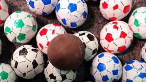 足球奶糖孩子能不能吃？关于足球奶糖孩子食用的探讨