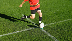 打橄榄球的人会踢足球吗