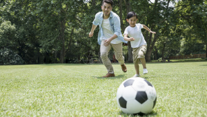 能来公园踢足球吗？一起畅享绿茵场上的热血与欢乐