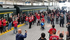 铁路上捡足球的人多不多