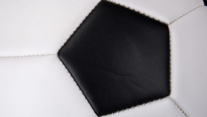 真皮足球出现裂纹正常吗？一文带你了解其中缘由