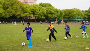 学校下课为何不让踢足球?背后原因引深思