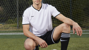 足球衣男款黑色好看吗？魅力与风格的独特诠释