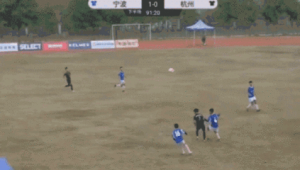 足球高抬腿踹人是否犯规，规则界定与赛场判罚解析