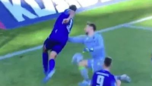 足球比赛中足球打头上会痛吗