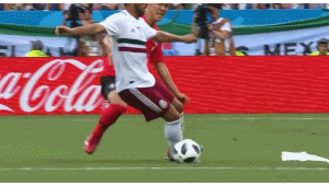 足球踢人给牌吗犯规吗