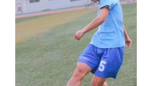 足球运动员是否适合踢后腰？探讨其在该位置的表现与作用