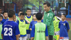 雨天里小孩踢足球，那模样，怎不让人心疼？