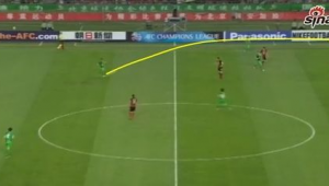 足球边线球规则探讨：球员在发边线球时究竟可不可以蹲下