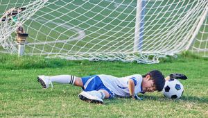 踢足球的男生总是受伤吗?探寻足球场上的伤痛真相