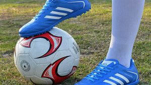 足球鞋每场比赛都换新？解析职业赛场的用鞋真相